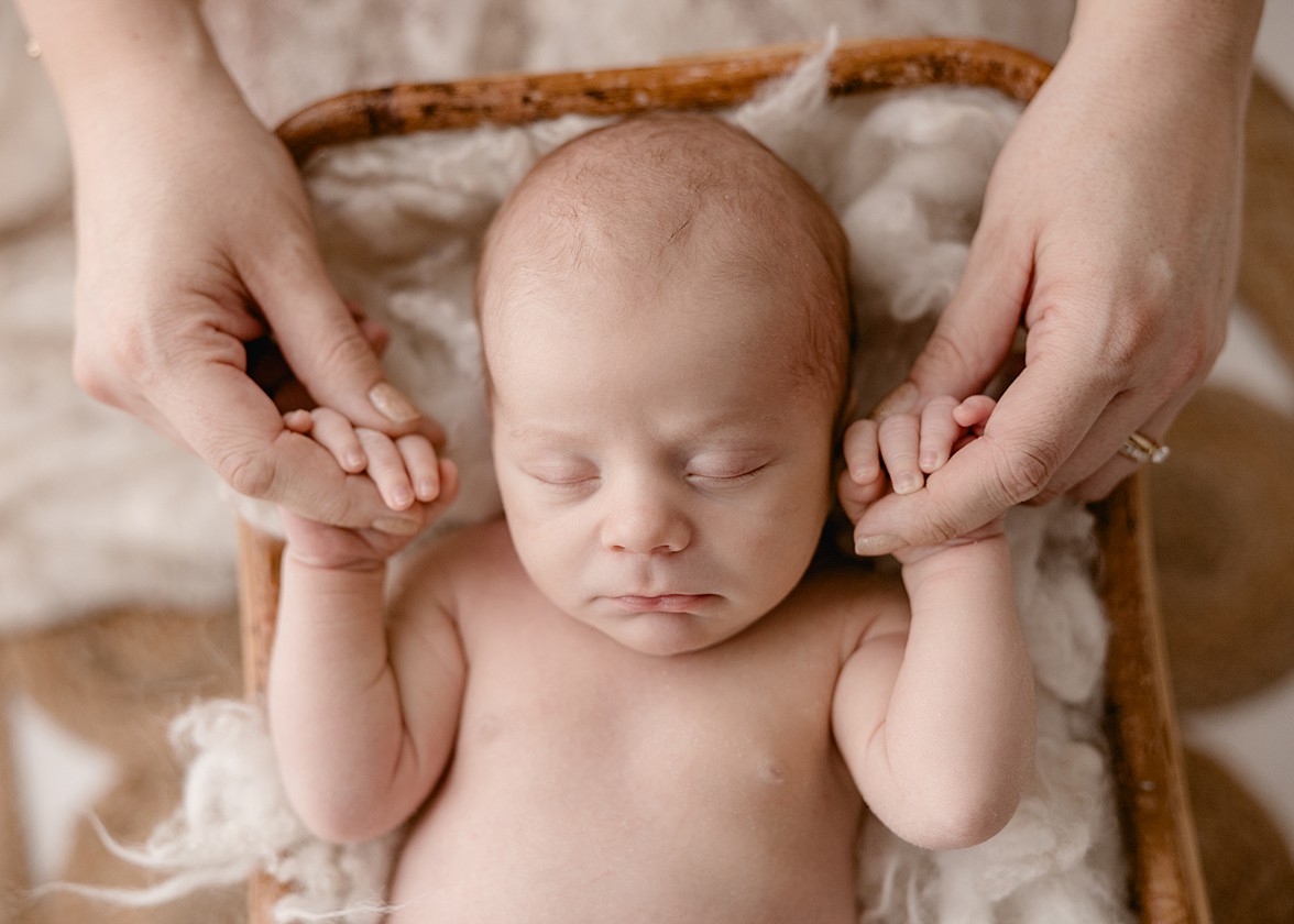 Baby in Mamas Händen