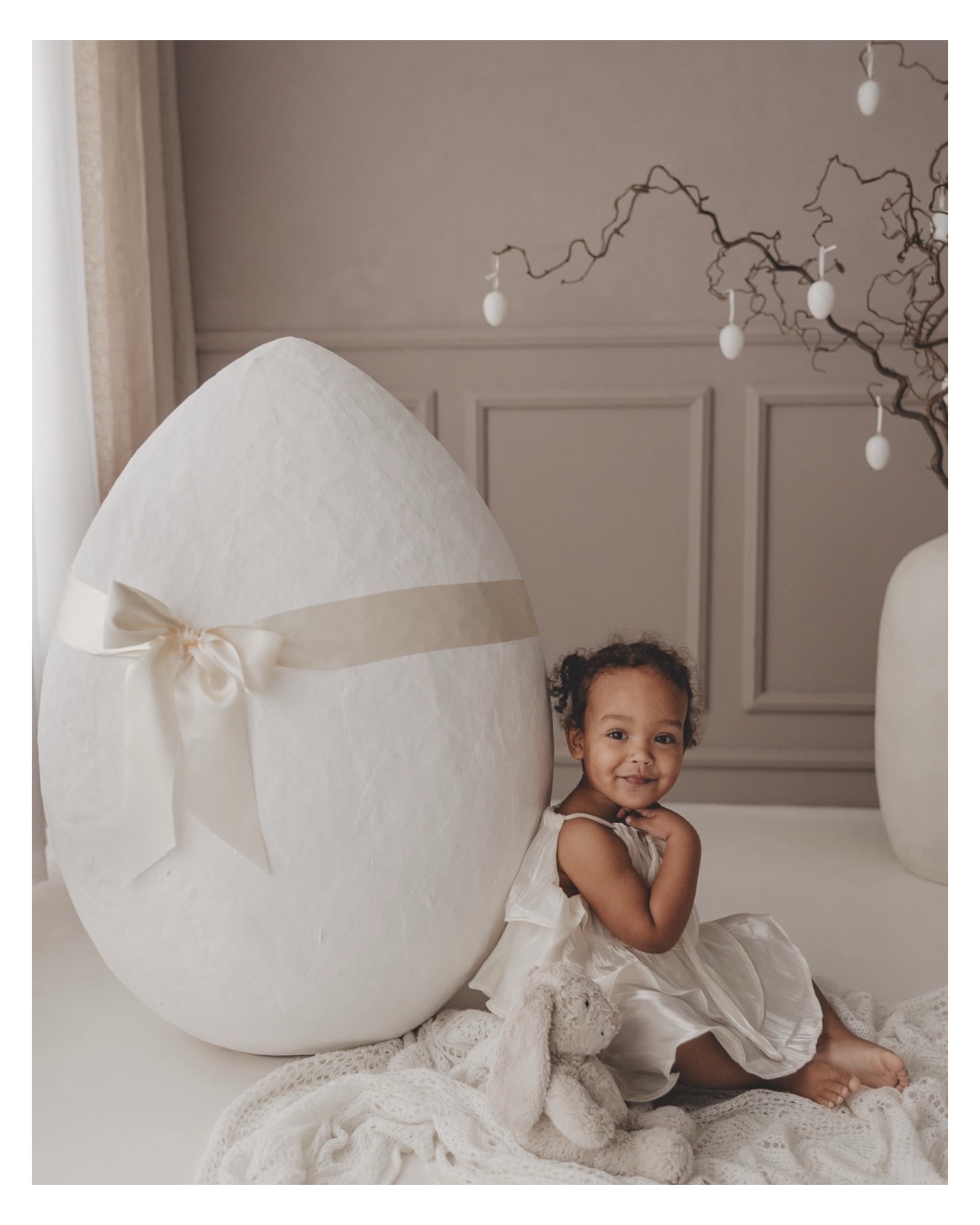 Mädchen mit Ostereiern beim Kinderfotoshooting in Düsseldorf