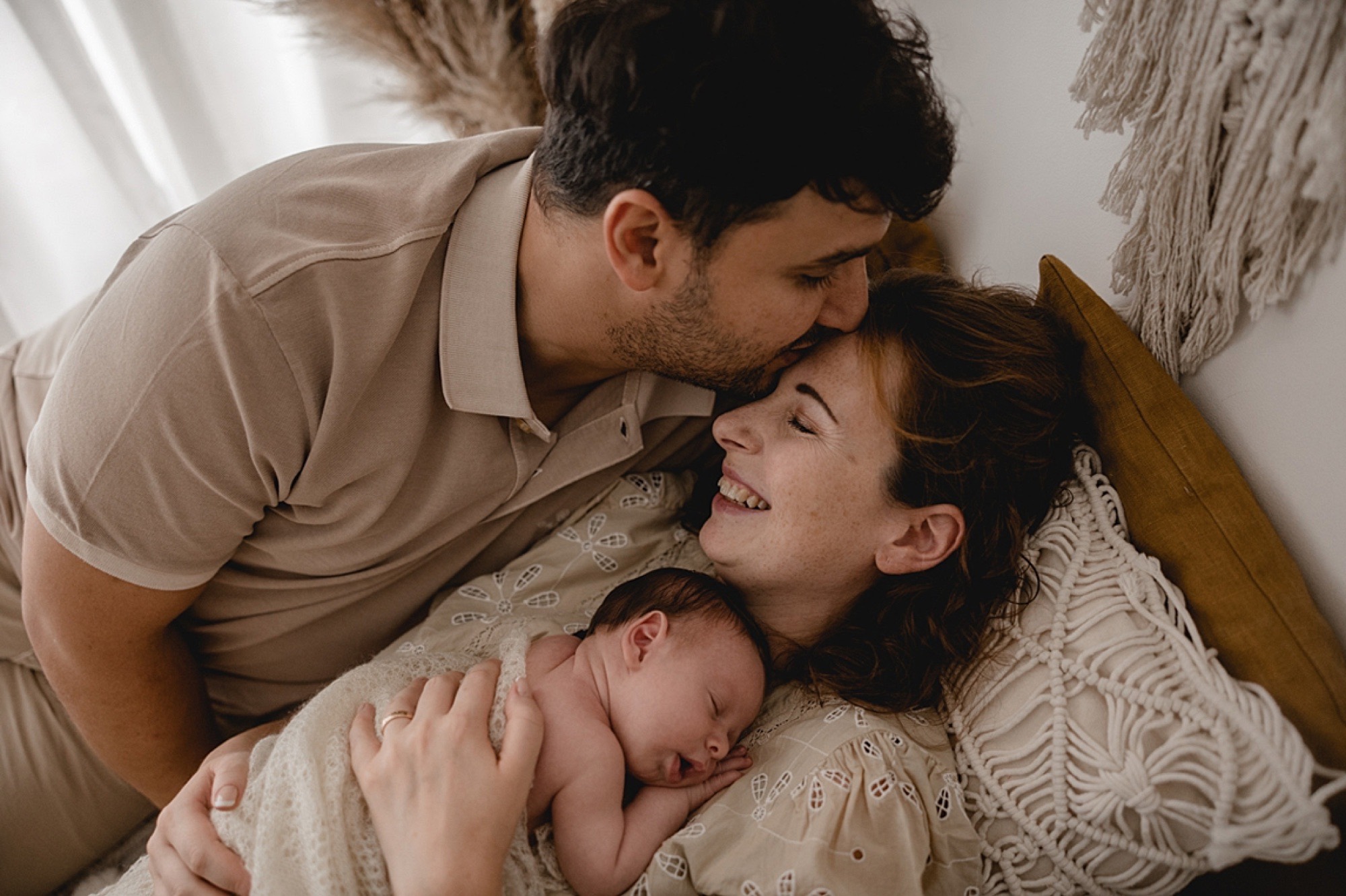 Eltern mit ihrem Neugeborenen beim Newbornshooting in Düsseldorf