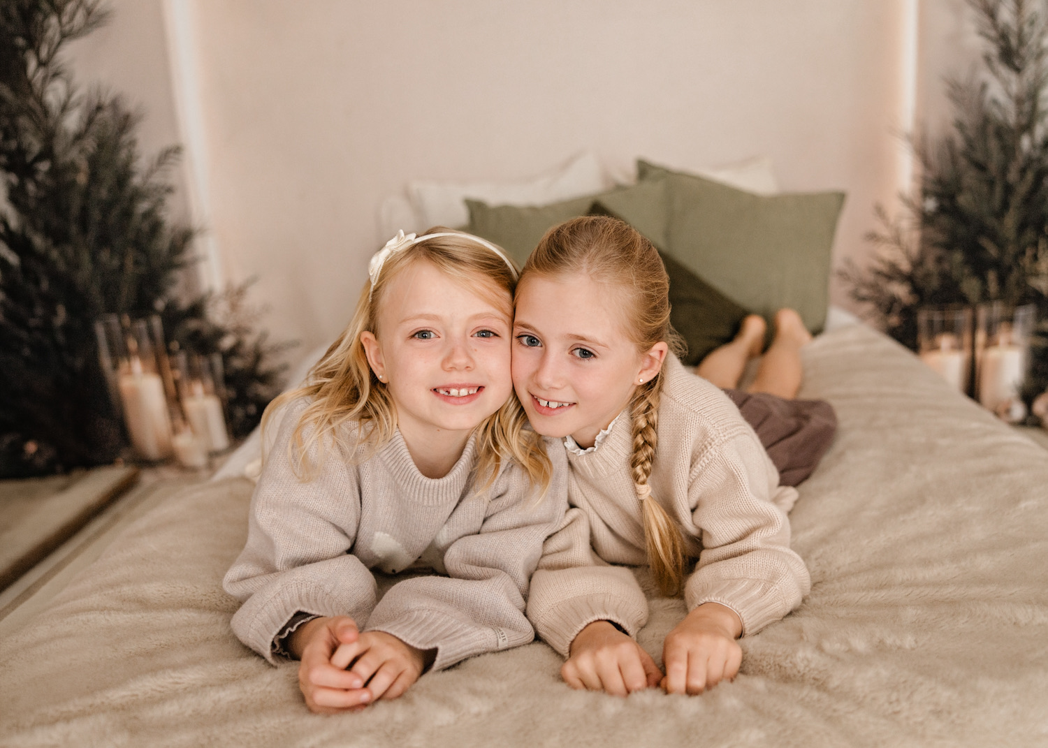 Geschwisterfoto im gemütlichen Bett-Set