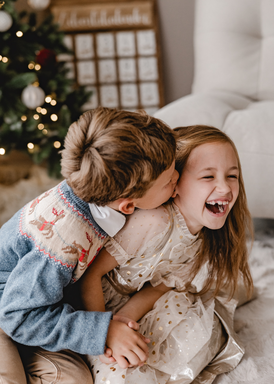 Lachende Geschwister beim Weihnachtsshooting