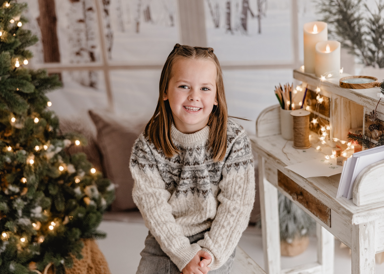 Kind im hellen Weihnachtsset