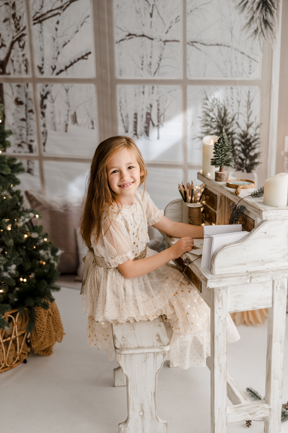 Kind beim Spielen im weihnachtlichen Mitmach-Set