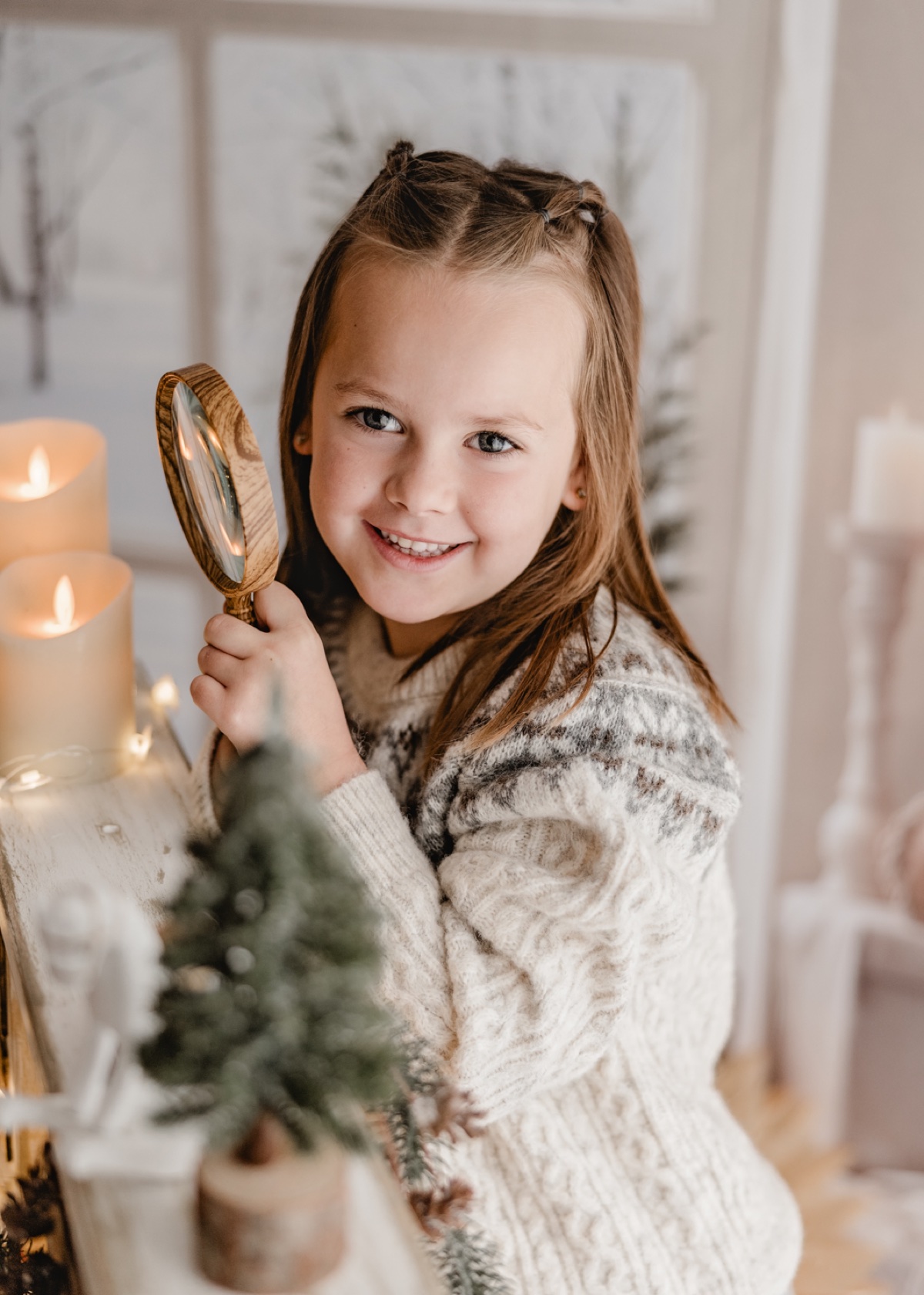Kind mit einer Lupe im weihnachtlichen Mitmach-Set